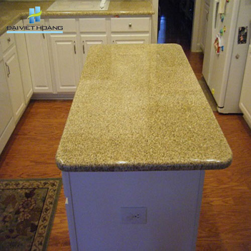 Da-granite-vang-binh-dinh-op-ban-an