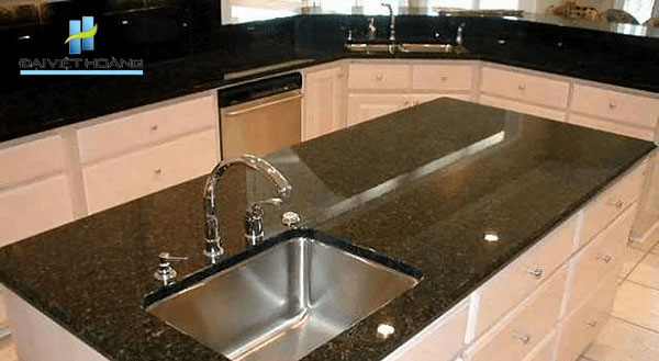 Đa-granite-xanh-co-vit-op-ban-bep