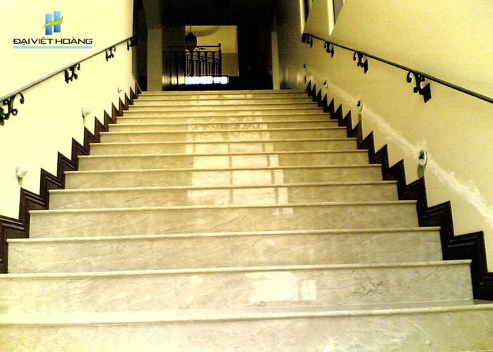Đá hoa cương ốp cầu thang