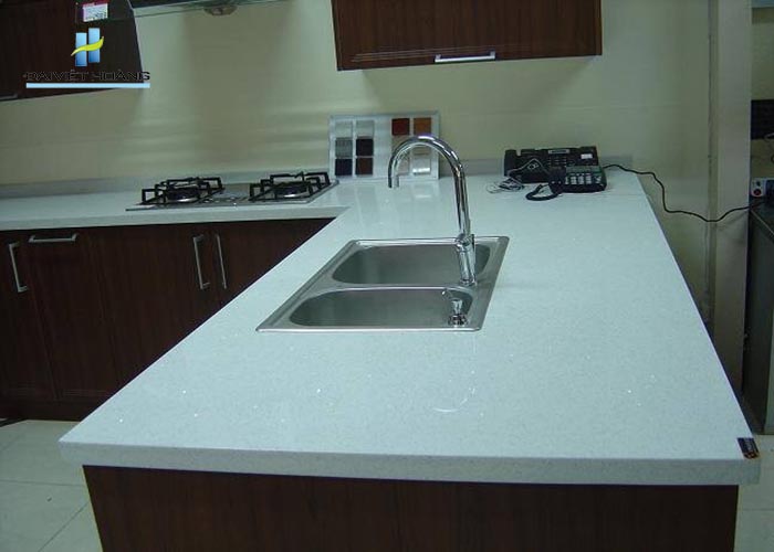 đá ốp mặt bàn bếp nhân tạo