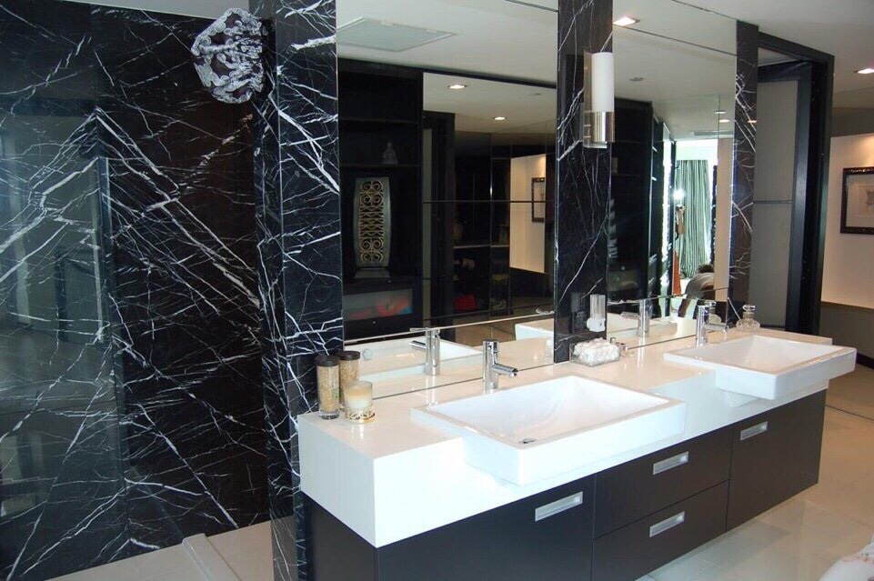 Marble đen tia chớp ốp phòng tắm