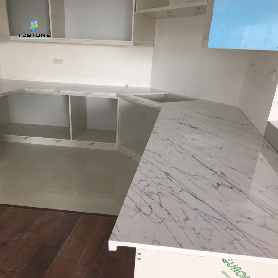 Trắng vân mạch thi công bàn bếp