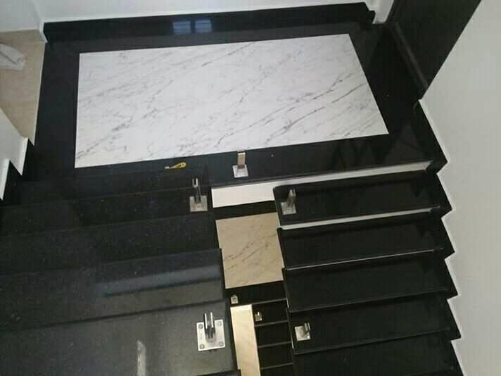 Trắng vân mạch thi công chiếu nghỉ cầu thang