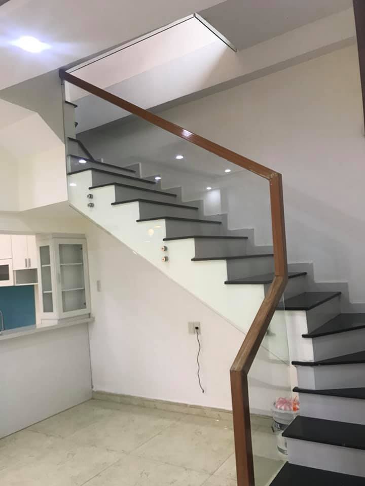 Cầu thang kết hợp mặt bậc đen cổ trắng