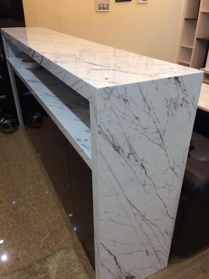 Trắng vân mạch thi công quầy bar