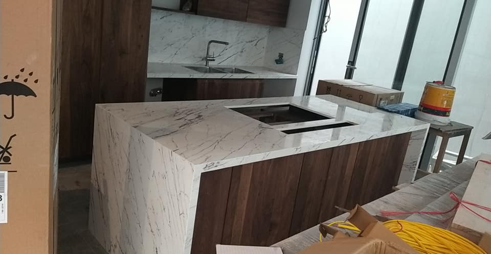 Trắng vân mạch thi công bàn bếp và bàn đảo