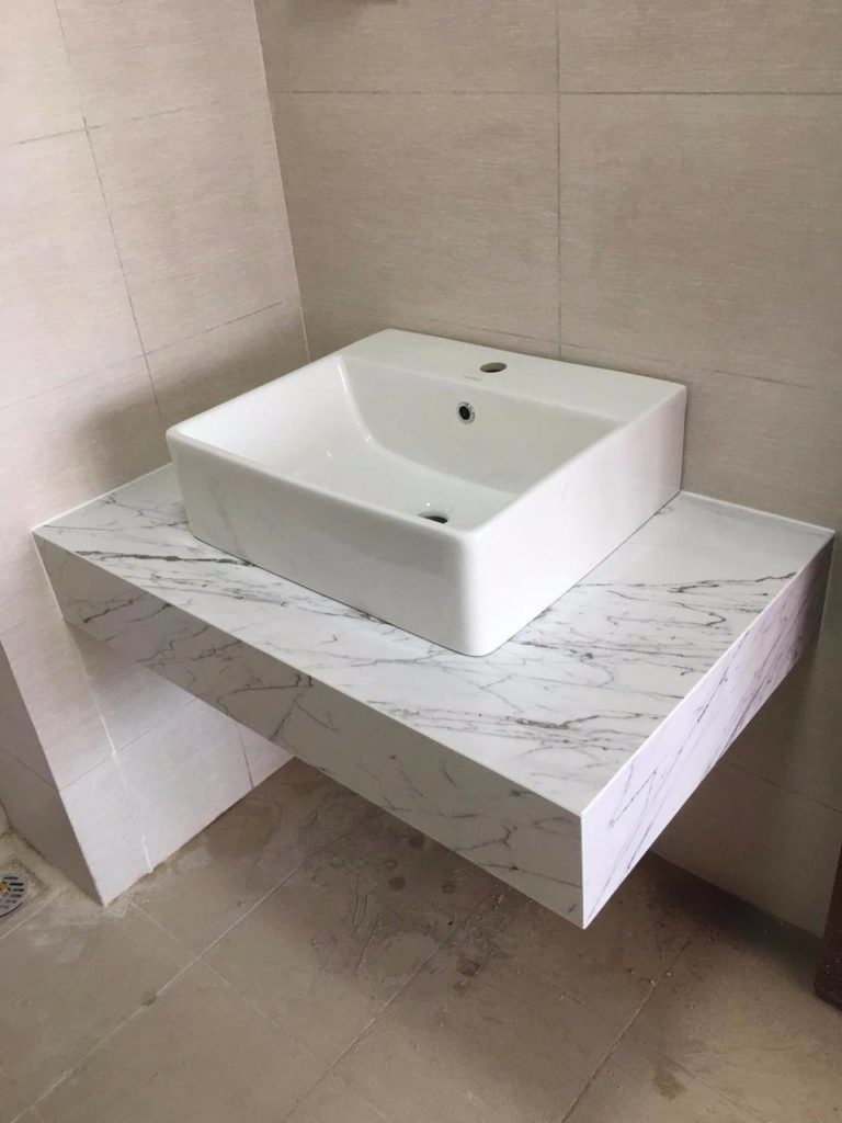 Trắng vân mạch thi công bàn lavabo