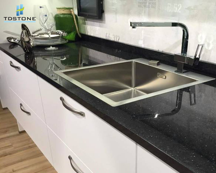 Kết hợp đen trắng trong căn bếp